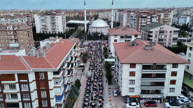 Konya'da iş insanı 6 kardeş, 16 yıldır mahalle sakinlerini iftarda buluşturuyor