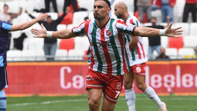 Karşıyaka yarışı bırakmıyor