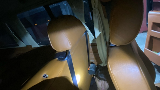 Osmaniye'de minibüsün koltukları arasına gizlenmiş düzensiz göçmen yakalandı