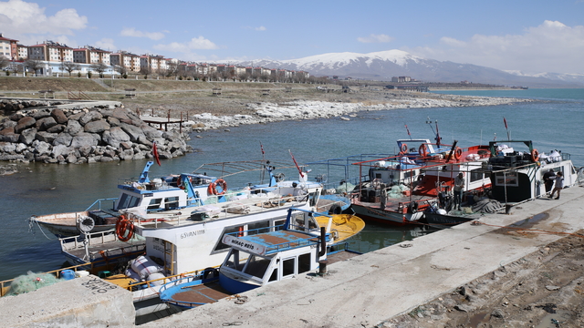 Van Gölü'ndeki çekilme balıkçıları zor durumda bıraktı