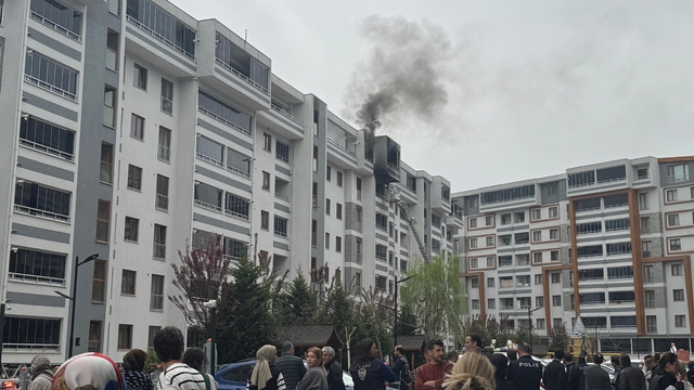 Kocaeli'de 7 katlı binada çıkan yangında mahsur kalan 8 kişi kurtarıldı