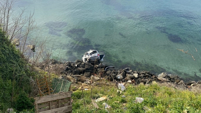 Sinop'ta otomobilin uçuruma devrildiği kazada sürücü yara almadı