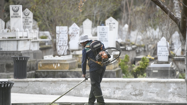 Kayseri Büyükşehir Belediyesi mezarlıklarda temizlik ve bakım çalışması yaptı