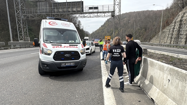 Anadolu Otoyolu'nun Bolu kesiminde iki otomobilin çarpıştığı kazada 4 kişi yaralandı