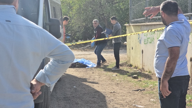 Şakalaştığı arkadaşlarının yola ittiği öğrenci, servis minibüsünün altında kaldı