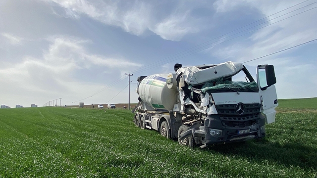 Beton mikseri, direğe çarpıp tarlaya girdi: sürücü yaralı