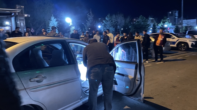 Kayseri'de bir kişi silahlı saldırıda otomobilin kırılan cam parçalarıyla yaralandı