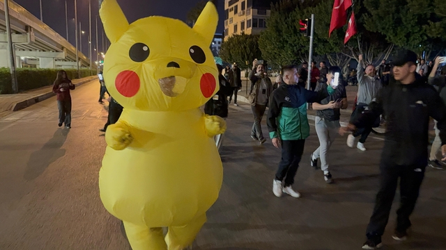 Antalya'da 'İmamoğlu' protestolarında 'Pikachu' ve 'Angry Birds' kostümlü 2 gösterici dikkat çekti
