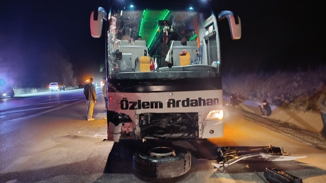 Sivas'ta yolcu otobüsü ile otomobil çarpıştı: 10 yaralı