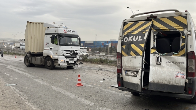 İşçi servis minibüsü ile TIR kafa kafaya çarpıştı: 8 yaralı