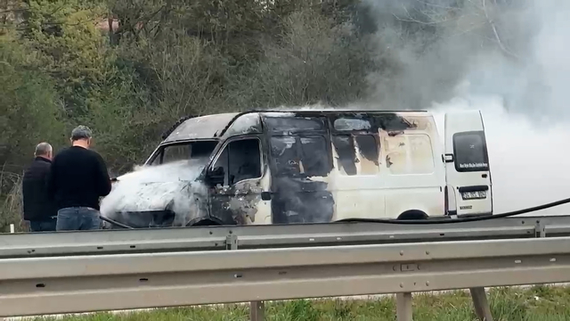 Sakarya'da seyir halindeki panelvan yandı