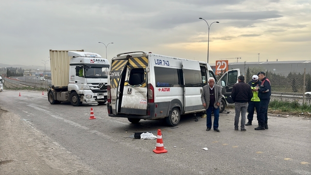 Kocaeli'de tırla çarpışan servis minibüsündeki 8 kişi yaralandı