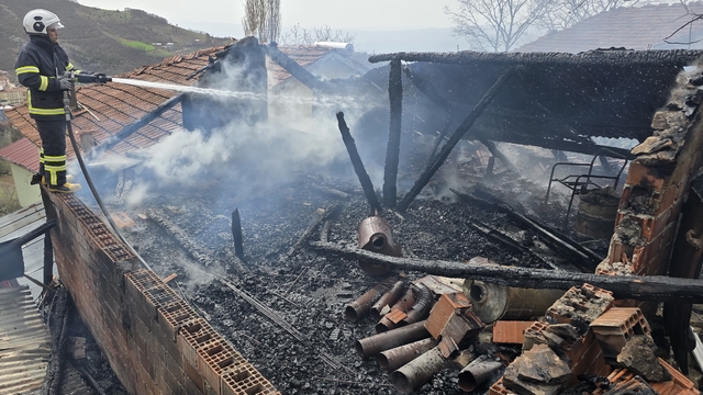 Niksar'da çıkan yangında odunluk kullanılmaz hale geldi