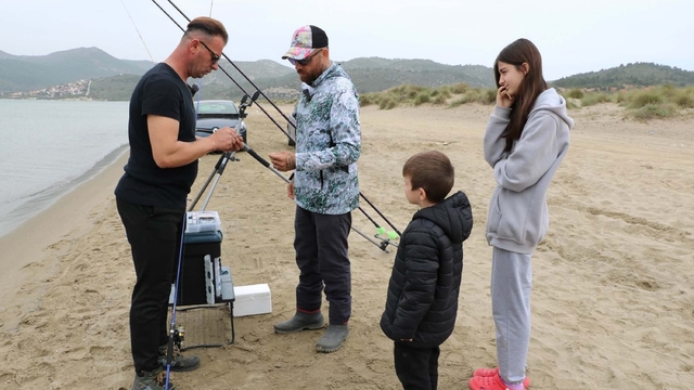 İzmir'de gönüllülerden kötü alışkanlıklara karşı balıkçılık eğitimi