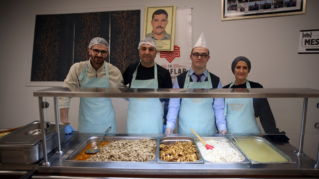 Gümüş ailesi iftarda özel bireylerin en büyük destekçisi oldu