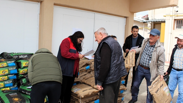 Kırklareli'nde üreticilere yüzde 50 hibeli yerli hibrit ayçiçeği tohumu dağıtıldı