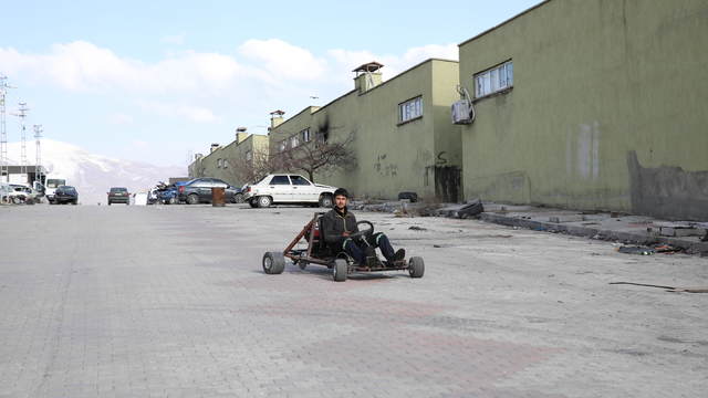 Vanlı genç atık malzemelerden go-kart aracı yaptı