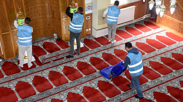 Samsun'da yükümlüler camileri Ramazan Bayramı'na hazırladı