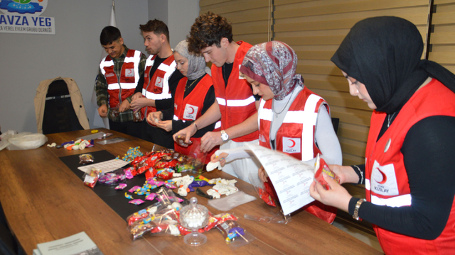 Samsun'da Kızılay camiye gelen çocukların ayakkabılarının üzerine hediye bıraktı