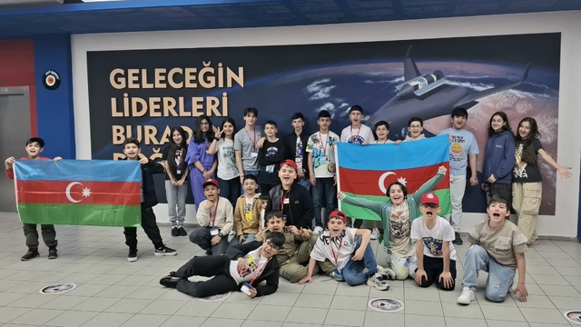 Azerbaycanlı öğrenciler İzmir'deki Uzay Kampı'nda eğitim aldı