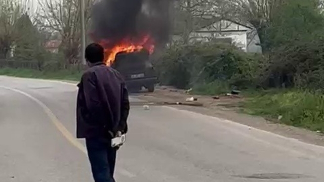 Alev alan otomobil kullanılamaz hale geldi