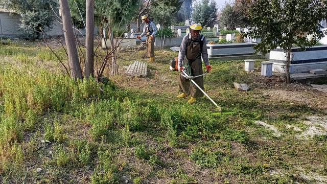 Mehmetli beldesinde mezarlıklarda temizlik ve bakım çalışması yapıldı