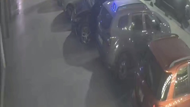 Ehliyetsiz sürücünün kullandığı otomobil yayaya çarpqtı; kaza kamerada