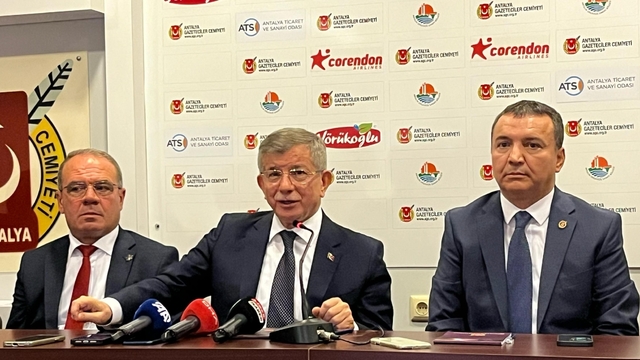 Gelecek Partisi Genel Başkanı Davutoğlu, Antalya'da gazetecilerle bir araya geldi