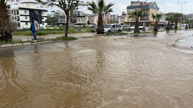 Aydın'da patlayan su borusu trafiği aksattı