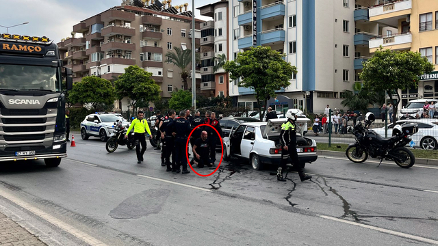 Polisten kaçan ehliyetsiz ve alkollü sürücü kaza yapınca yakalandı; o anlar kamerada