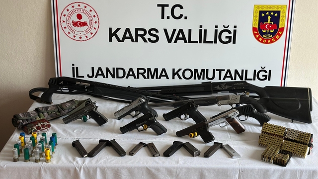 Kars'ta aranan kişiler ve ruhsatsız silah bulunduranlara yönelik operasyonda 11 kişi yakalandı