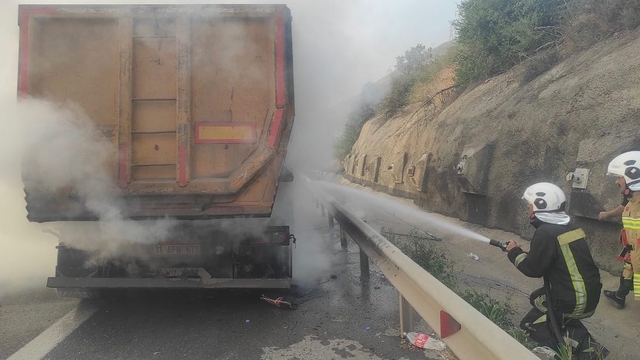 Hatay'da kamyonun dorsesinde çıkan söndürüldü
