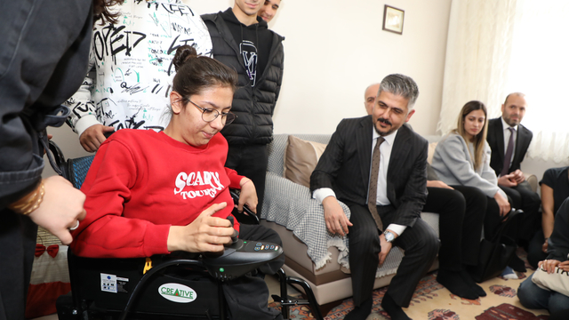 Sınıf arkadaşları yürüme engelli Sinem'e elektrikli sandalye hediye etti