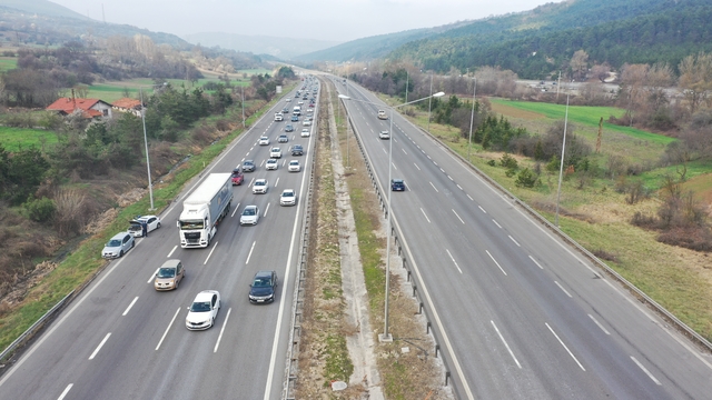 Anadolu Otoyolu'nun Bolu ve Düzce kesiminde bayram tatili hareketliliği yaşanıyor