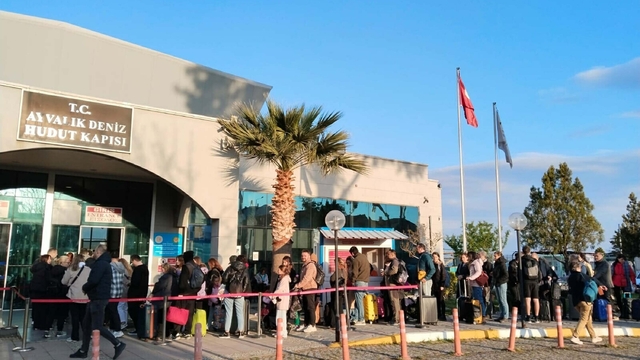 Ayvalık Deniz Hudut Kapısı'nda 'Midilli' kuyruğu