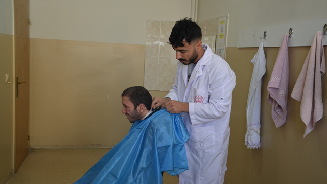 Muş'ta özel gereksinimli öğrencilerin bayram tıraşını öğretmeni yaptı