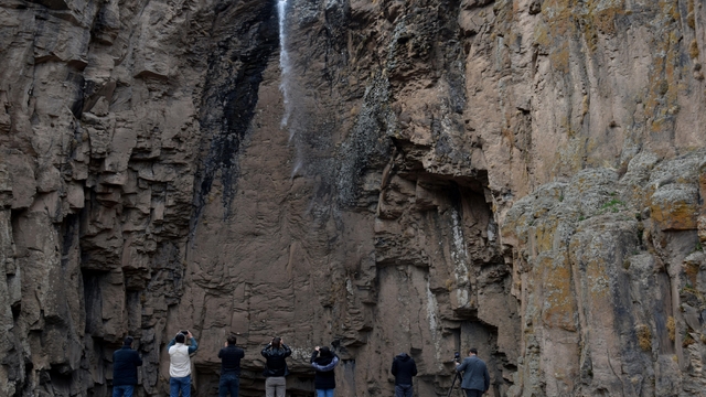 Yazın kuruyan şelale akmaya başladı