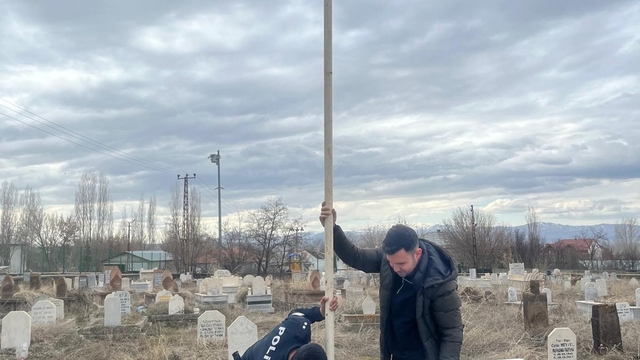 Bulanık'ta Ramazan Bayramı öncesi mezarlık temizliği yapıldı