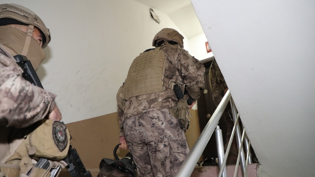 Mersin'de yurt dışından talimatla suça karışan 20 zanlı yakalandı