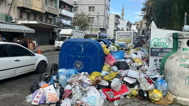 İzmir Buca'da grev kararı sonrası sokaklarda çöp yığınları oluştu