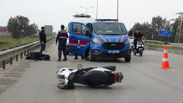 Adana'da bariyerlere çarpan motosikletin sürücüsü öldü