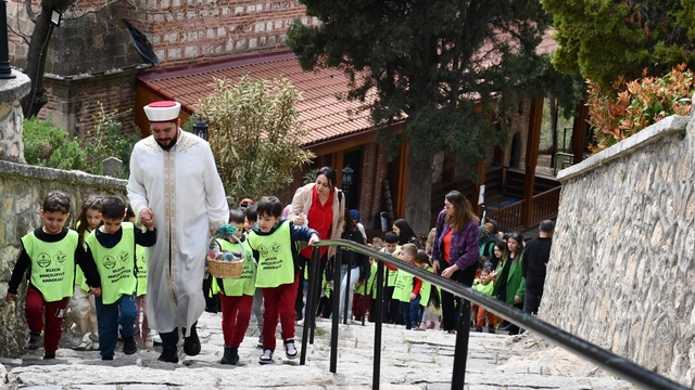 Bilecik'te "minareden şeker sarkıtma" geleneği yaşatılıyor