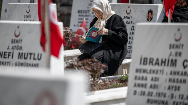 Ankara'daki şehitliklerde arife günü ziyaretçi yoğunluğu yaşandı