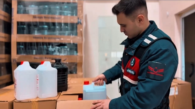 Tekirdağ'da, İstanbul'a sevk edilecek tonlarca kaçak etil alkol ele geçirildi