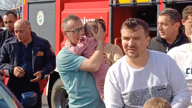 Anne- babasının unuttuğu anahtarla kapıları kilitleyip, otomobilde mahsur kalan çocuğu itfaiye kurtardı