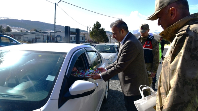 Ardahan Valisi Çiçek, trafik yoğunluğunun yaşandığı kontrol noktalarını ziyaret etti