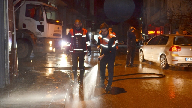 Adilcevaz Belediye Başkanı Akbaba, temizlik çalışmalarına katıldı