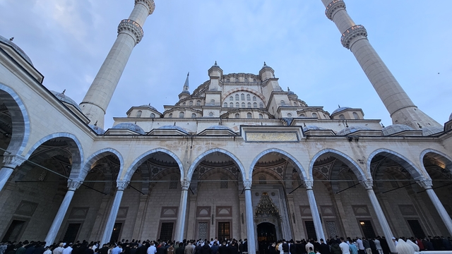 Adanalılar, Ramazan Bayramı namazı için saf tuttu