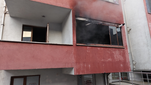 Karabük'te apartman dairesinde çıkan yangın söndürüldü