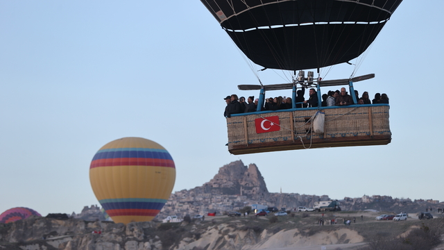Kapadokya'da yerli turistler bayram sabahı gökyüzünde süzüldü
